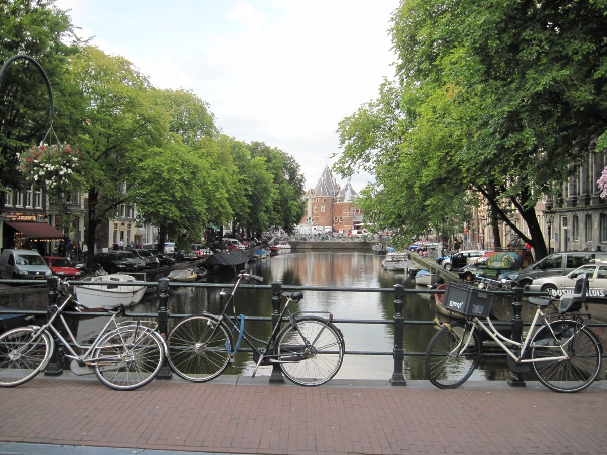 31- Amsterdam- Panoramica da uno dei canali- in fondo Castello della Waag- storico edificio del (Nieuwmarket- Mercato nuovo)